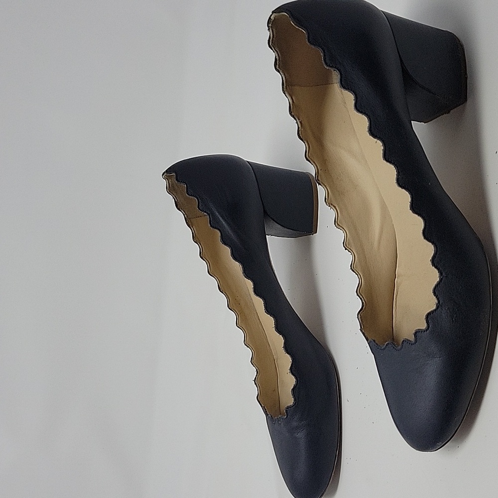 CHLOE Lauren Navy Leather Scalloped Pumps Low Heel size 39.5 GUC - Picture 4 of 8